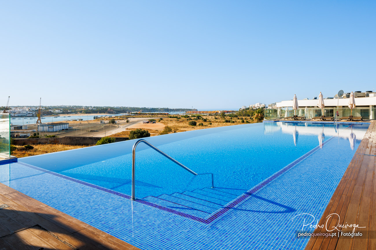 piscina com vista para Portimão