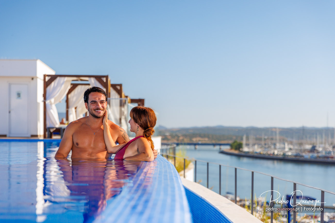 figurantes a conviver na piscina do hotel